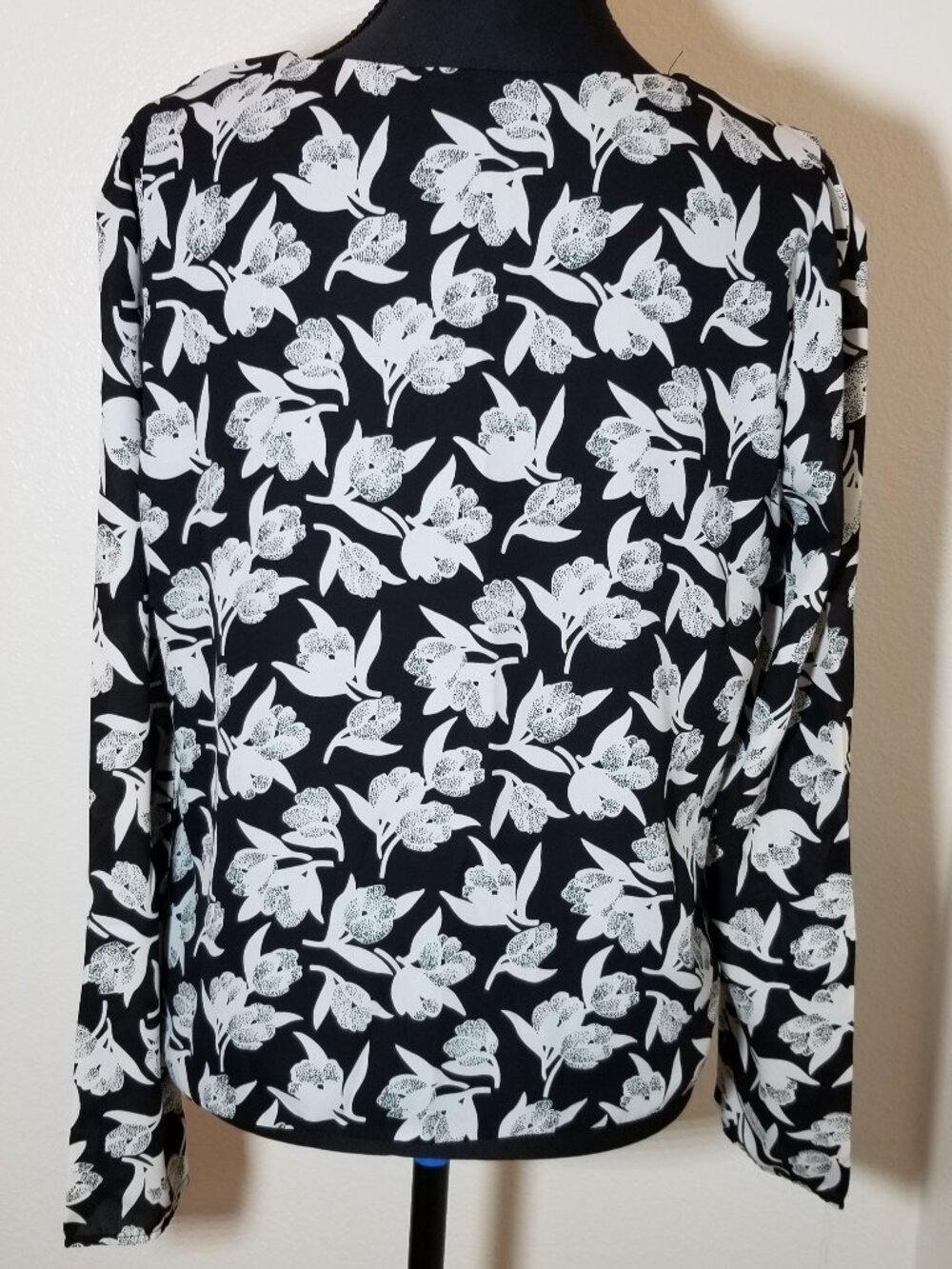 Tahari Woman Medium Black Floral Long Sleeve Blouse Business Minimalist City - Picture 3 of 7
